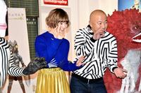 かいじゅうポーズを決める最上もが（左）＝東京・３３３１　Ａｒｔｓ　Ｃｈｉｙｏｄａ