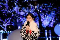 宇宙をイメージしたイルミネーションを点灯した芳根京子＝東京ミッドタウン