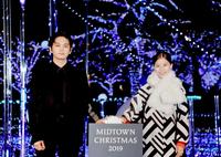 宇宙をイメージしたイルミネーションを点灯した芳根京子と北村匠海＝東京ミッドタウン