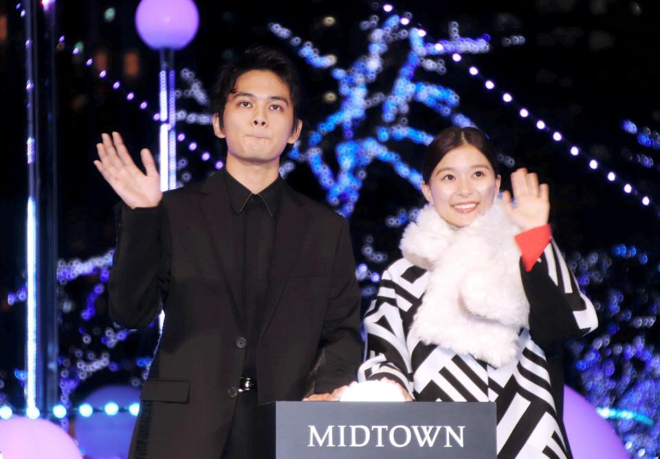 宇宙をイメージしたイルミネーションを点灯した芳根京子と北村匠海＝東京ミッドタウン