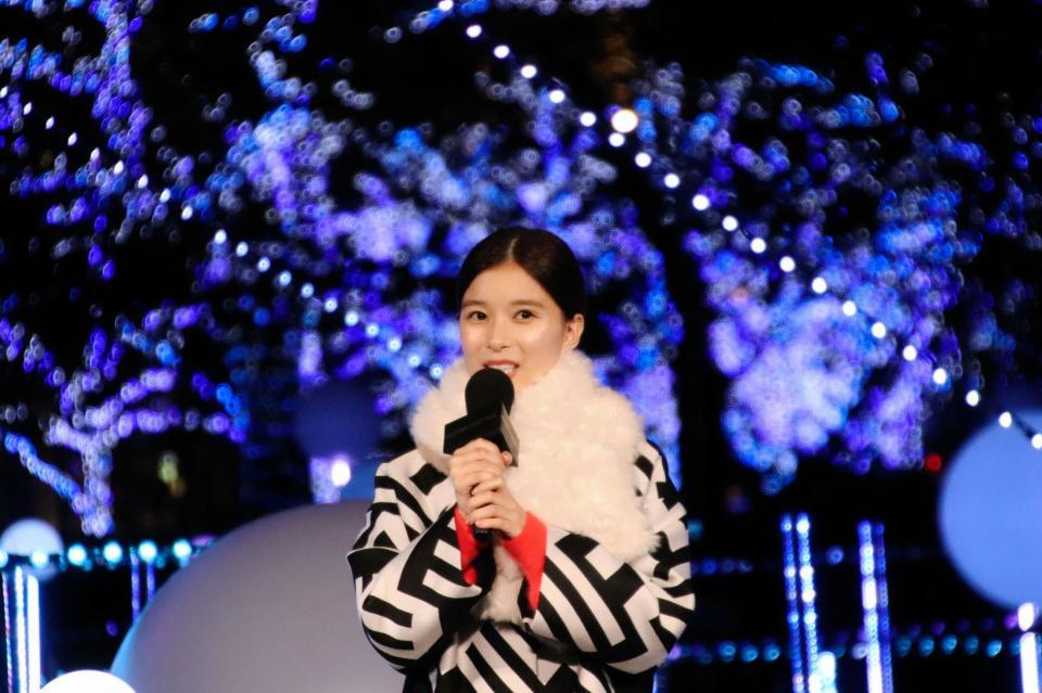 宇宙をイメージしたイルミネーションを点灯した芳根京子＝東京ミッドタウン