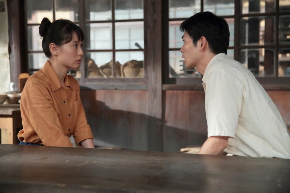 喜美子（戸田恵梨香）に深野のことをいろいろ聞く八郎（松下洸平）