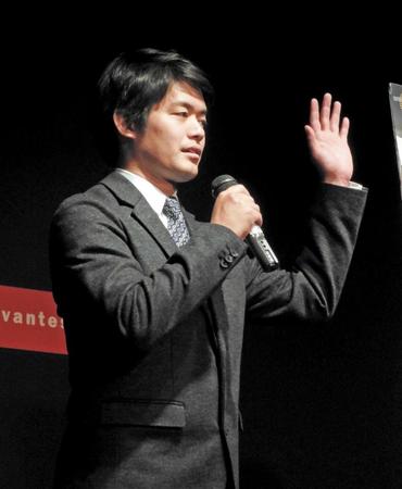 　イベントに登場した小塚崇彦氏。左手薬指に指輪はなかった＝都内