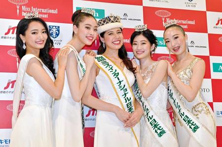 　笑顔を見せる（左から）４位・石井いぶきさん、２位・簡牛彩苗さん、優勝の寺内さん、３位・勝野南美さん、５位・内藤愛さん