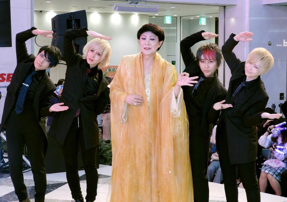 　発売記念イベントを行った美川憲一（中央）とザ・ヴァイパー＝都内