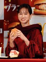 グラコロを試食するに前田敦子＝都内