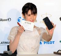 ＳＮＳ用の写真を自撮りする道重さゆみ＝都内