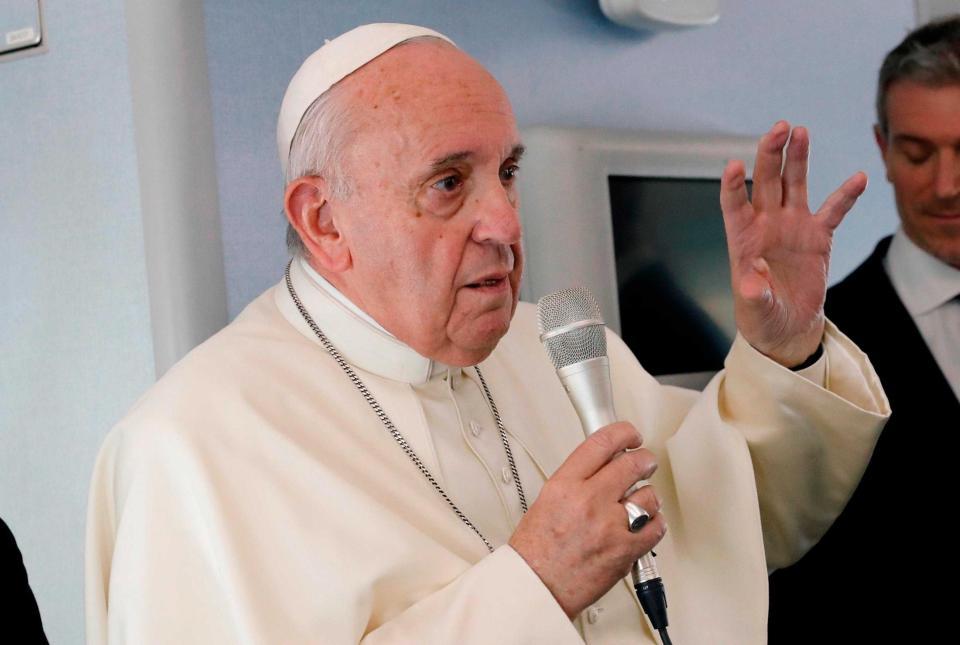 　機内で会見するフランシスコ教皇（ロイター＝共同）