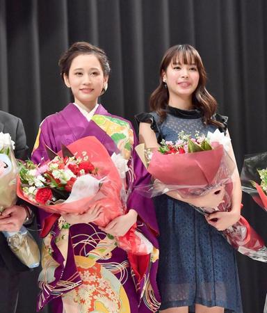 女優賞を受賞した前田敦子（左）と新人女優賞の関水渚＝東京都千代田区の日本教員会館（撮影・園田高夫）