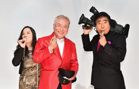 　ホラ貝を吹く（左から）西原理恵子氏、高須克弥氏、村西とおる氏＝テアトル新宿