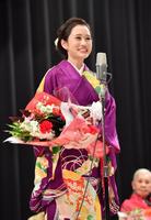 　笑顔でスピーチをする前田敦子＝東京都千代田区の日本教員会館