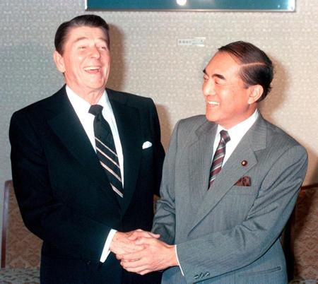 　１９８３年１１月、日米首脳会談でレーガン米大統領（左）と笑顔で握手する中曽根康弘首相
