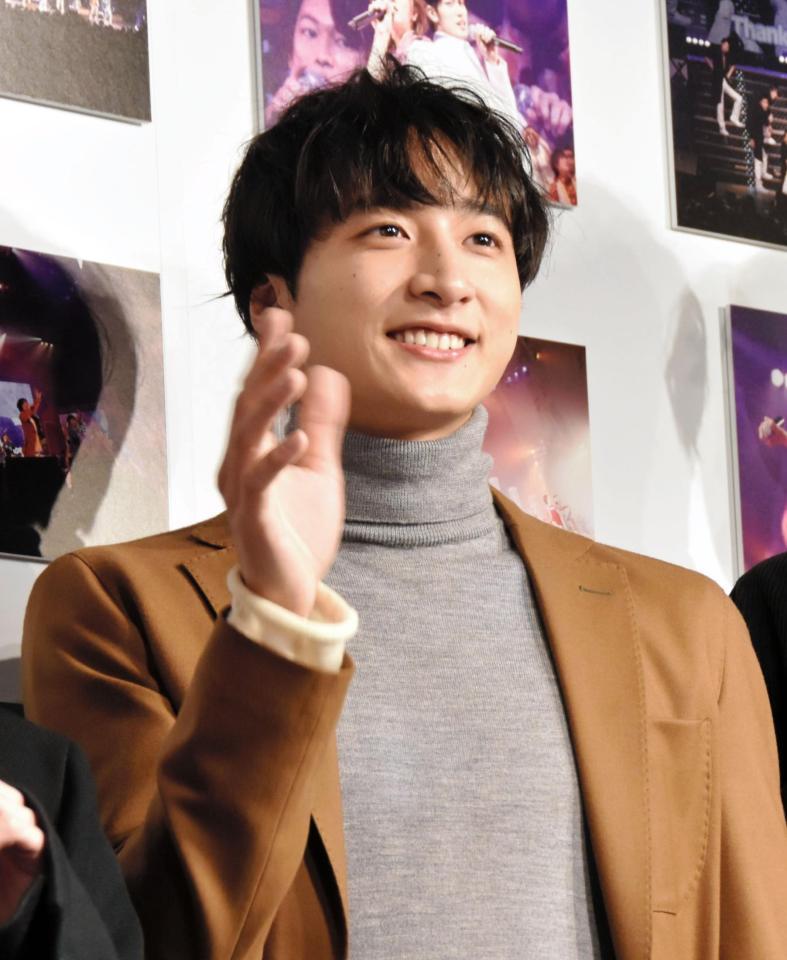 手を振る小関裕太＝東京・ＨＭＶ＆ＢＯＯＫＳ　ＳＨＩＢＵＹＡ