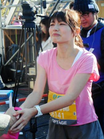 涙ながらに完走を報告するＭＢＳの清水麻椰アナウンサー＝大阪市内