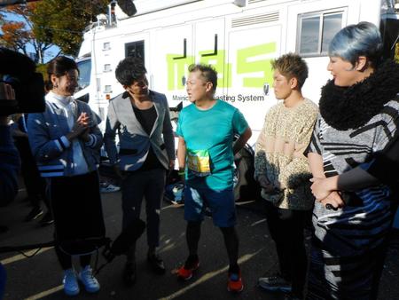 フルマラソンを完走し、武井壮（左から２人目）らからねぎらわれるブラックマヨネーズ・小杉竜一（中央）＝大阪市内