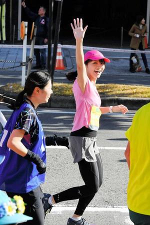 元気よくフルマラソンを走るＭＢＳの清水麻椰アナウンサー＝大阪市内