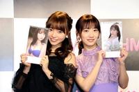 カレンダーの水着ショットを披露する小室さやか（左）と関根優那＝東京・池袋