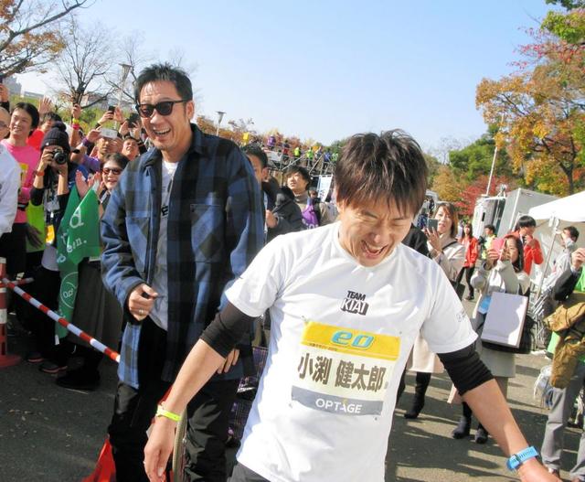 コブクロ小渕 黒田の初出迎えに感激の完走 自分のベスト出せた 芸能 デイリースポーツ Online