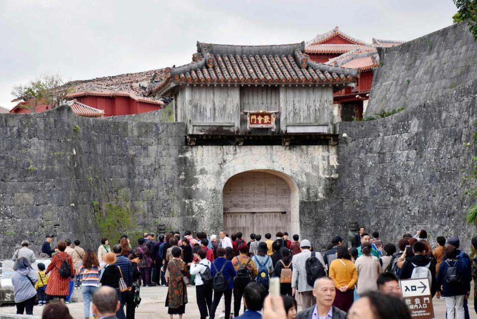 　正殿などが焼失した火災から１カ月となった首里城公園。多くの観光客が訪れた＝３０日午前、那覇市