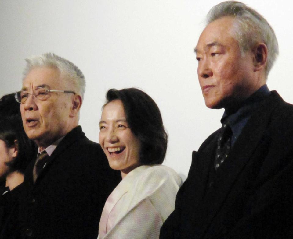 　映画「漫画誕生」の初日舞台あいさつに登場した（左から）イッセー尾形、篠原ともえ、モロ師岡＝東京・ユーロスペース