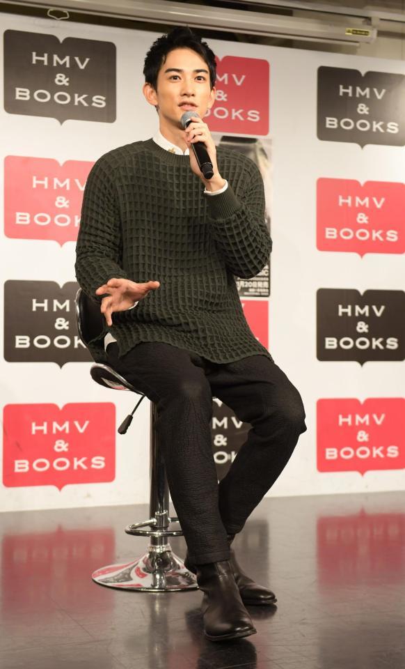 質問に答える町田啓太＝東京・ＨＭＶ＆ＢＯＯＫＳ　ＳＨＩＢＵＹＡ（撮影・金田祐二）