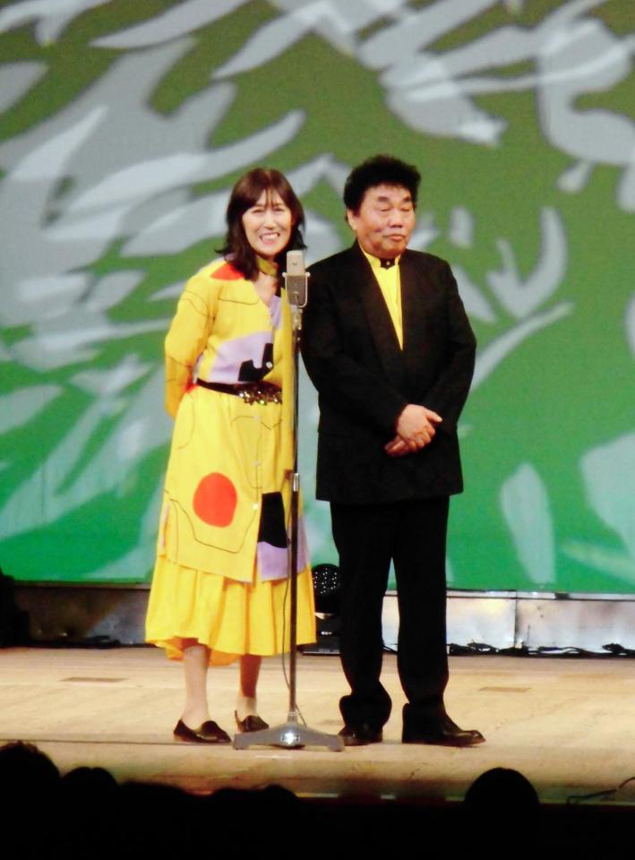 お披露目された夫婦漫才コンビ、横山ひろし・春けいこ＝大阪松竹座