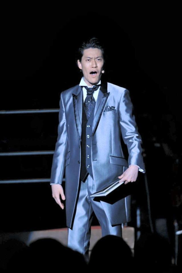 「歓喜に寄せて」の日本語訳をイラストネタを用いて読み上げた粗品＝大阪市内（写真提供：ＭＢＳ）