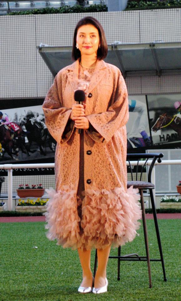 指輪はしていないが、幸せオーラ全開でトークショーを行った橋本マナミ＝兵庫県内