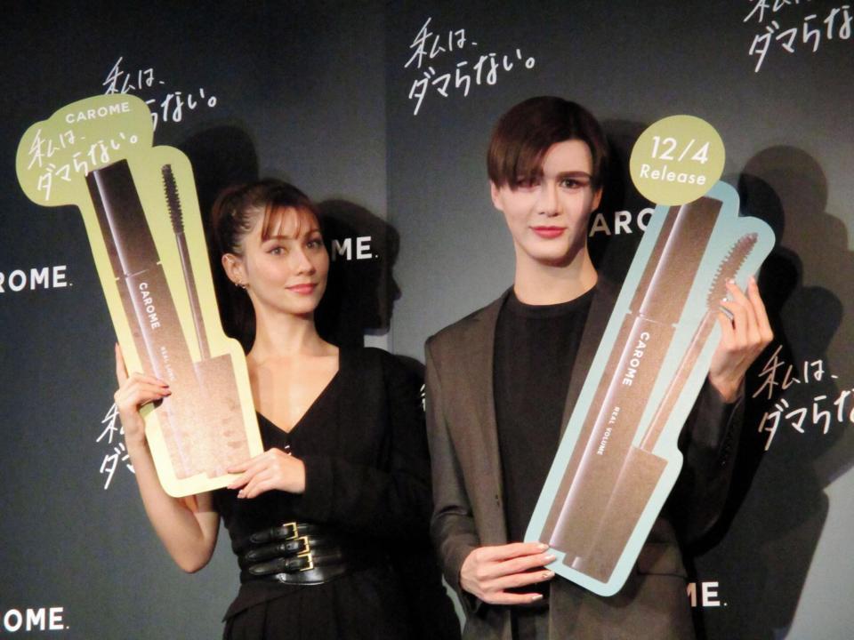 「ＣＡＲＯＭＥ．マスカラ新製品発表会」に登場したダレノガレ明美（左）とＭａｔｔ＝東京・Ｉ－ｎｅ東京支社