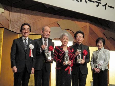 令和元年（第４８回）ゆうもあ大賞の表彰式に出席した（左から）ゆうもあくらぶ・大村崑理事長、笹野高史、草笛光子、古舘伊知郎、ゆうもあくらぶ・山東昭子会長＝東京・ホテルニューオータニ