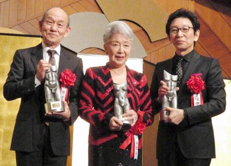令和元年（第４８回）ゆうもあ大賞の表彰式に出席した（左から）笹野高史、草笛光子、古舘伊知郎＝東京・ホテルニューオータニ