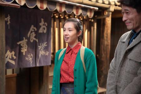 大野雑貨店の表にて、久しぶりに信楽へ戻って来た直子（桜庭ななみ）と草間（佐藤隆太）