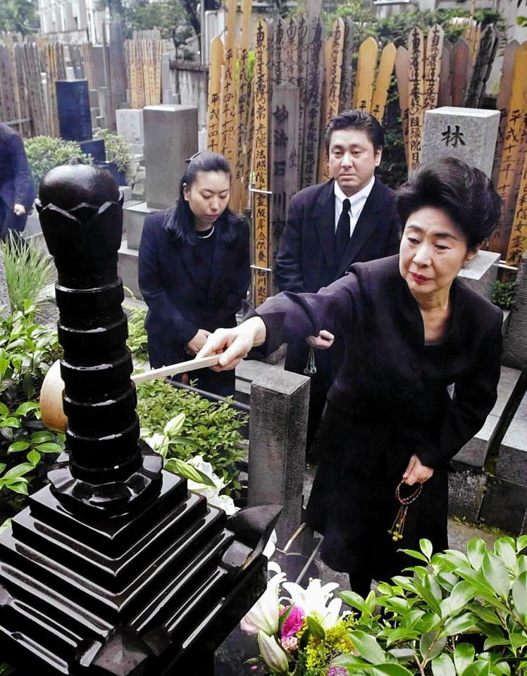 　勝新太郎さんの７回忌法要で墓参りをする（右から）中村玉緒、鴈龍太郎さん、奥村真粧美＝２００３年