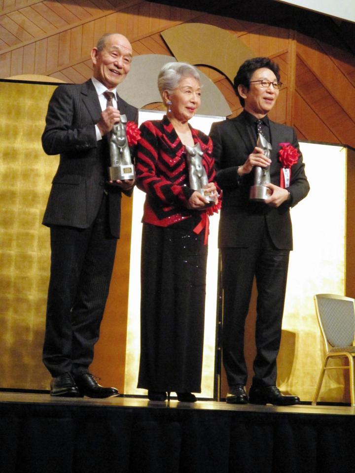 令和元年（第４８回）ゆうもあ大賞の表彰式に出席した（左から）笹野高史、草笛光子、古舘伊知郎＝東京・ホテルニューオータニ