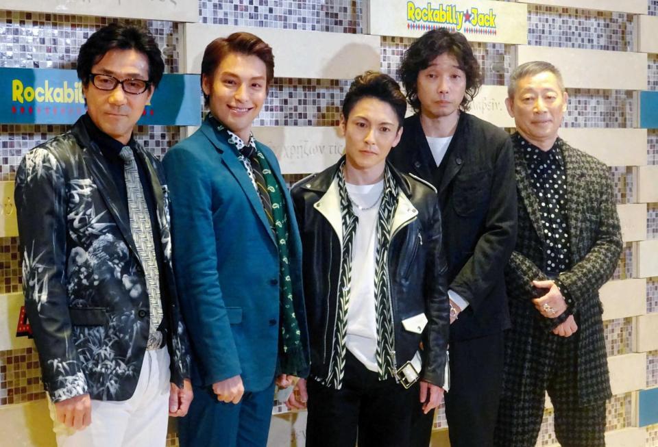 　取材に応じた（左から）岸谷五朗、海宝直人、屋良朝幸、斉藤和義、森雪之丞氏＝東京・日比谷シアタークリエ