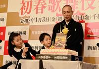 長男の堀越勸玄くん（中）、長女の市川ぼたん（左）に誕生日を祝われる市川海老蔵＝都内