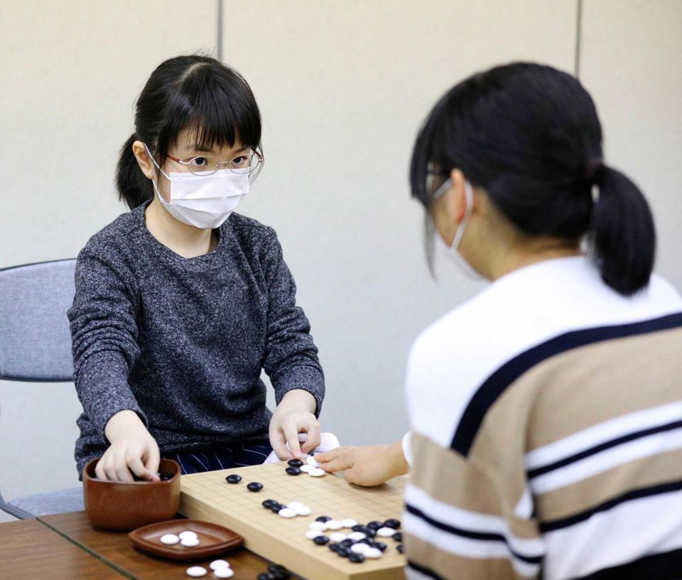 　羽根彩夏初段を破り、公式戦５連勝とした仲邑菫初段