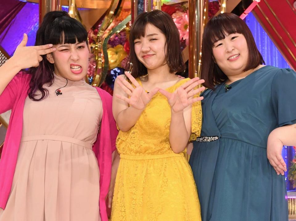 　誇らしげにポーズを決める３時のヒロインの（左から）ゆめっち、福田麻貴、かなで＝９日