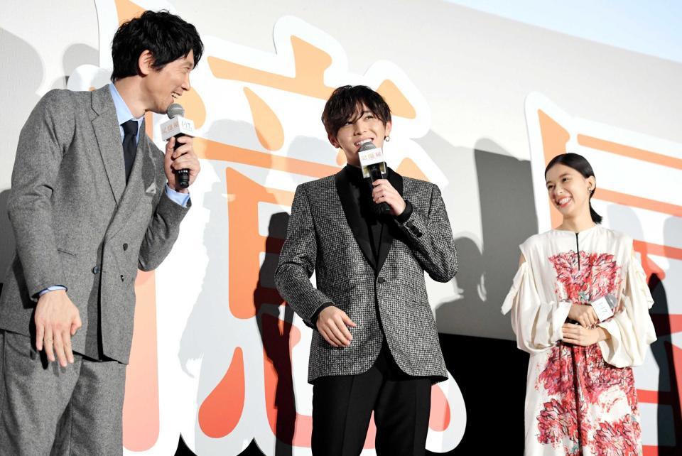 　佐々木蔵之介（左）、芳根京子（右）と笑顔でトークを繰り広げる山田涼介＝丸の内ピカデリー１
