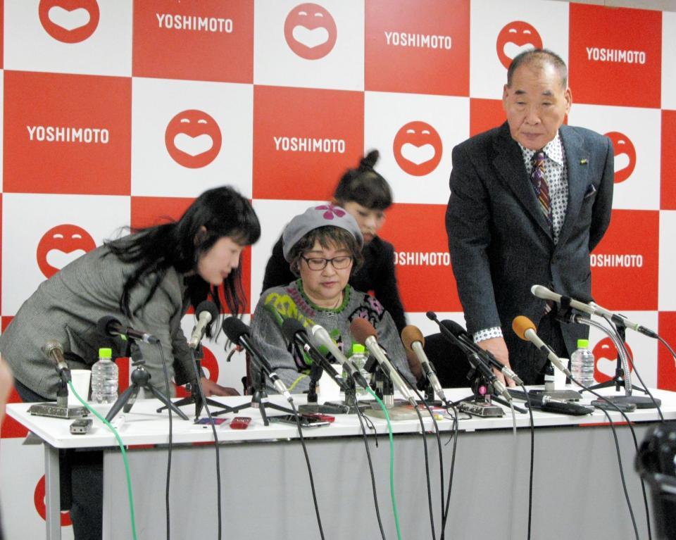 車いすで会見場に登場した宮川花子（左から２人目）と大助＝大阪市内