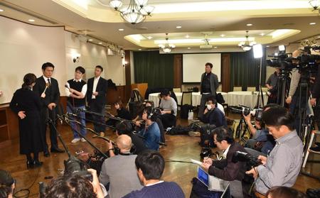 報道陣の前で梅宮辰夫さんについて話す高橋克典（左から２人目）＝東京・渋谷のアイビーホール（撮影・西岡正）