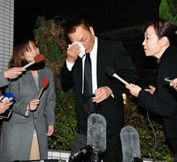 梅宮辰夫さんとの別れを終え、号泣する錦野旦＝都内（撮影・出月俊成）