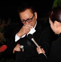 梅宮辰夫さんとの思い出を涙ながらに語る錦野旦＝都内（撮影・出月俊成）