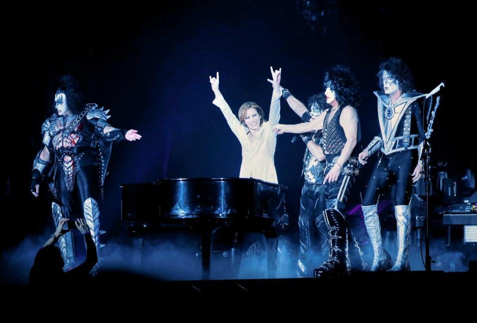 　初共演したＫＩＳＳとＹＯＳＨＩＫＩ（左から２人目）＝東京ドーム