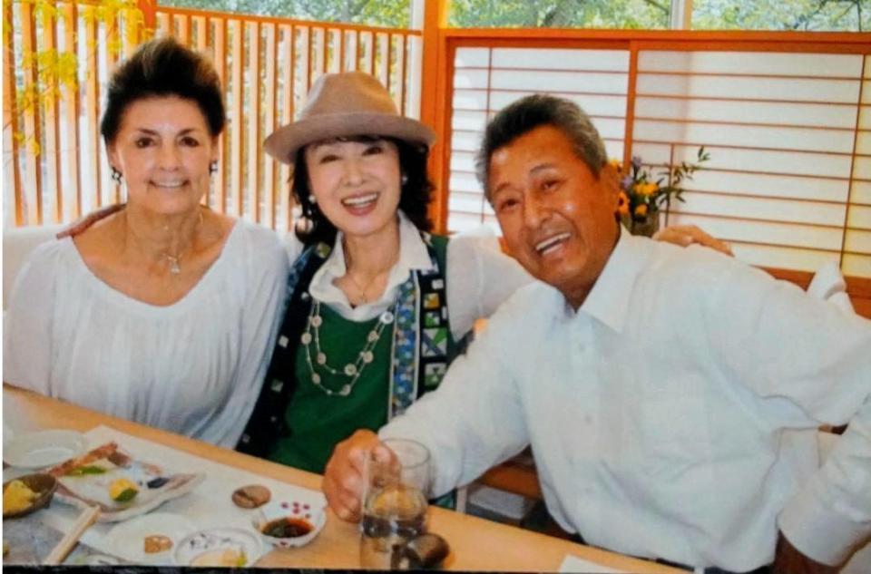 在りし日の梅宮辰夫さんと食事をする三田佳子。左は妻のクラウディアさん（三田の昨年５月１８日のブログより）