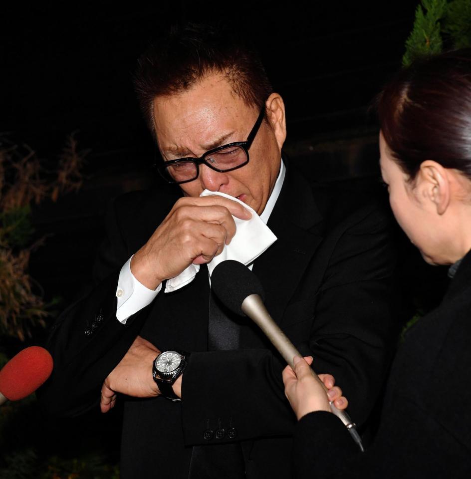 梅宮辰夫さんとの思い出を涙ながらに語る錦野旦＝都内（撮影・出月俊成）
