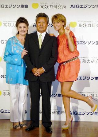 　クラウディアさん（右）、アンナ（左）と初めて一家３人そろってトークショーを行った梅宮辰夫さん＝１０年７月