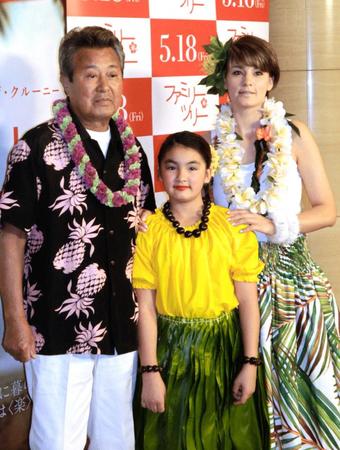 　映画「ファミリー・ツリー」のトークイベントに登場した（左から）梅宮辰夫さん、百々果ちゃん、梅宮アンナ＝２０１２年５月１０日