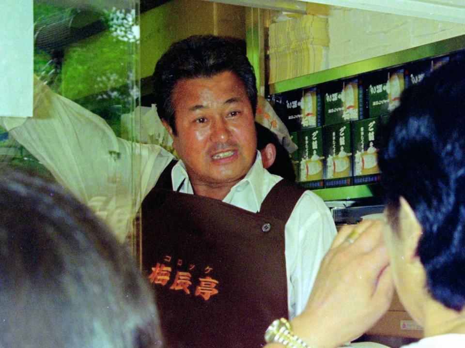 　コロッケ店「梅辰亭」を開店した梅宮辰夫さん＝１９９４年７月