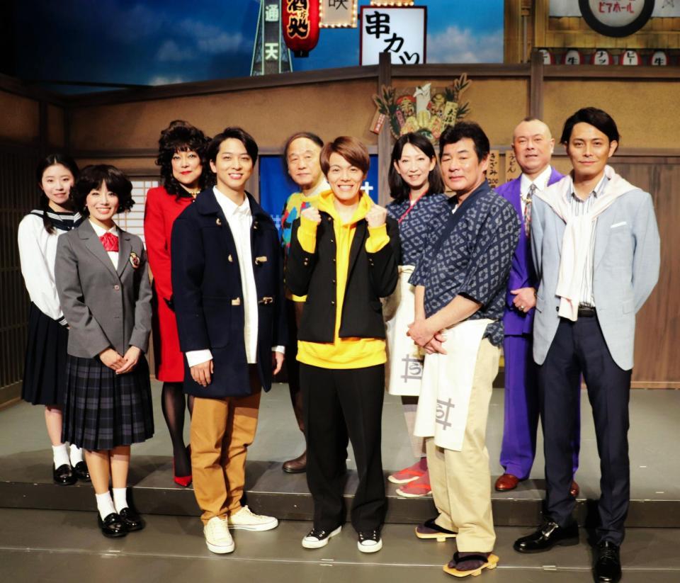 　大阪松竹座１２月公演「大阪環状線　君の歌声が聴きたくて１９８５天王寺駅編」の初日を迎えた（前列左から）舞羽美海、寺西拓人、室龍太、赤井英和、姜暢雄（後列左から）寺田最可、楠見薫、海原はるか、春やすこ、桂団朝＝大阪松竹座
